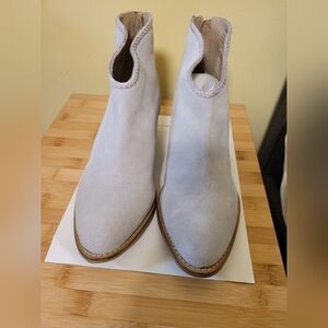 Journee Elegant Women's Suede Ankle Boots - Light Gray